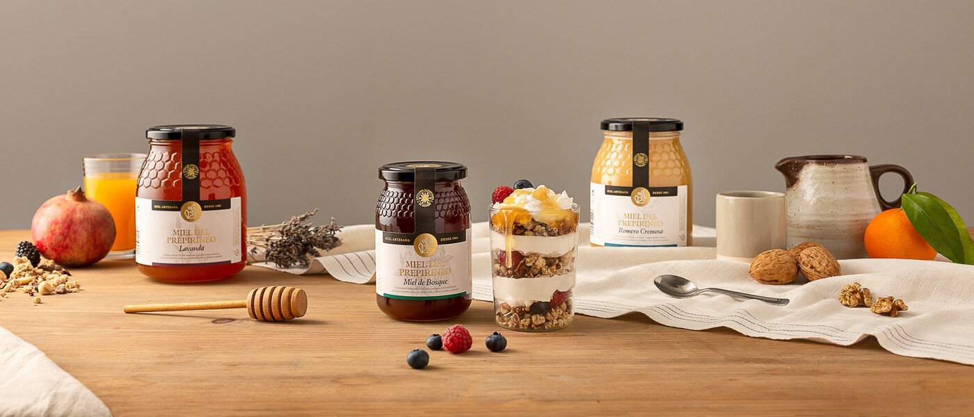 Bodegón de productos del diseño de packaging para la miel del Prepirineo de Apícola Cinco Villas, vista general